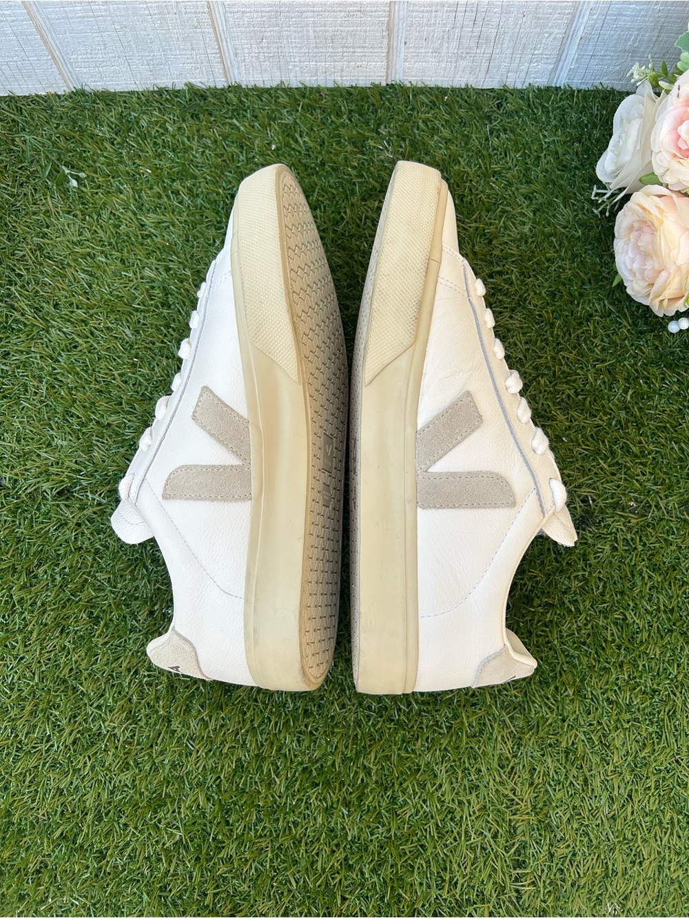 VEJA White Leather low top sneakers White leather light grey suede logo  size 8 - Picture 14 of 16